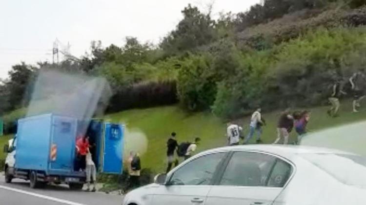 TEMde kamyonet bozuldu, kaçak göçmenler koşarak kaçtı