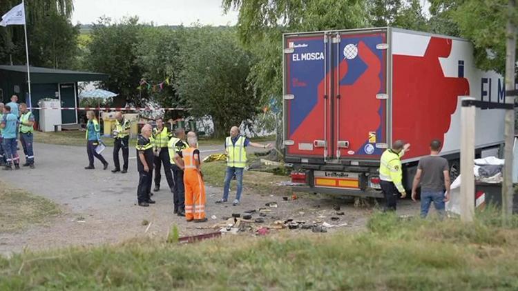 Hollanda’da yoldan çıkan kamyonet parka daldı: 6 ölü, 7 yaralı