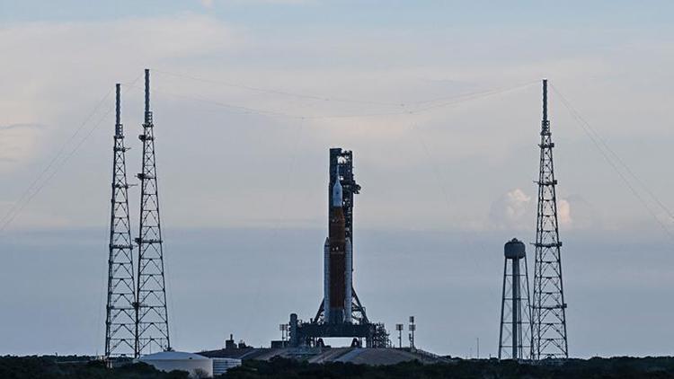 NASA, Aya geri dönüyor: Arızalı motor nedeniyle fırlatma ertelendi