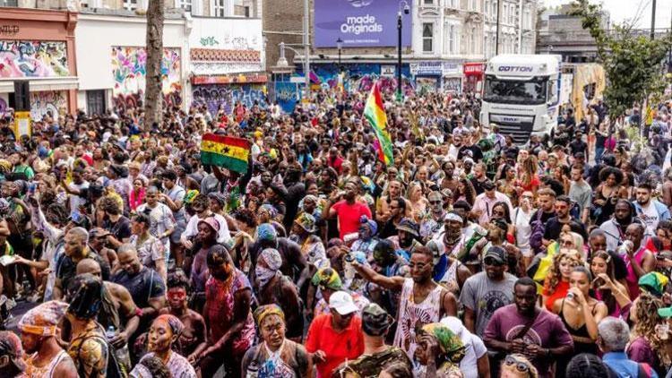 Notting Hill Karnavalı üç yıl aradan sonra renkli görüntülere sahne oldu