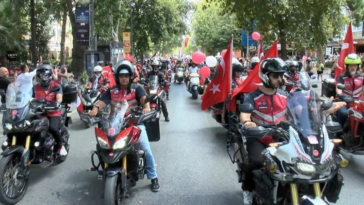 Kadıköyde motosikletlilerden Zafer Bayramı korteji