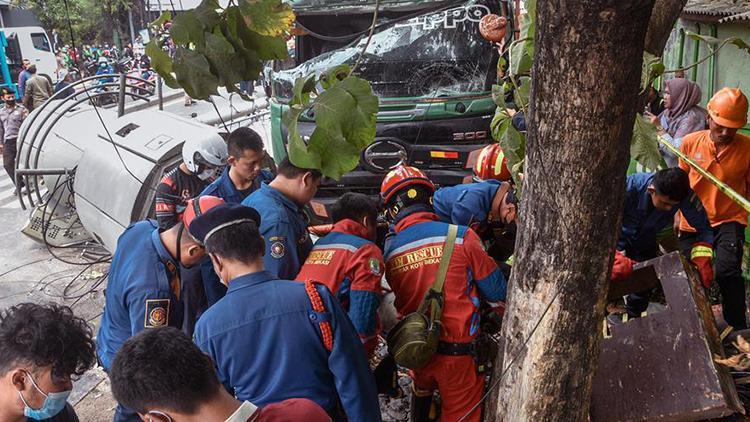 Endonezyada kamyon otobüs durağına çarptı: 10 ölü, 20 yaralı