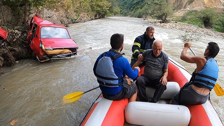 Düzcede otomobil çay yatağına yuvarlandı, sürücüyü raftingciler kurtardı