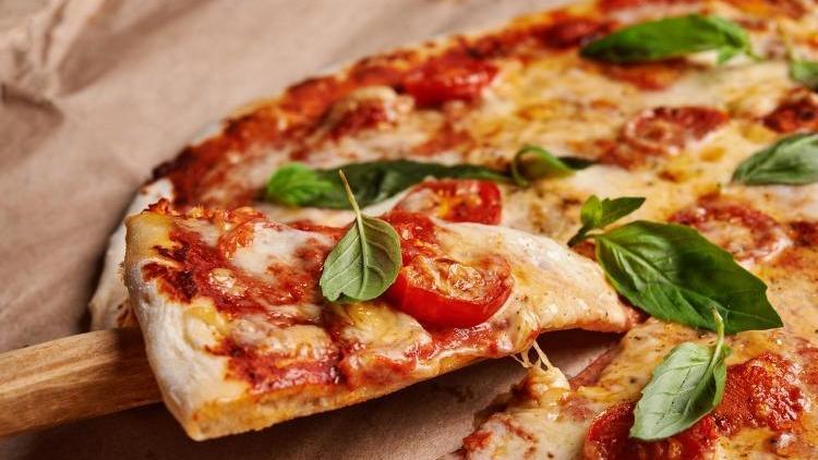 Evde kendi pizzanızı kolayca yapabilirsiniz! Pizza hamuru nasıl yapılır? İşte pizza hamuru tarifi, malzemeleri, yapımı ve püf noktaları...