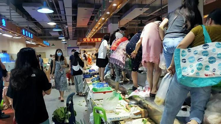 Çinde yeni vakalar panik yarattı: Halk marketlere hücum etti
