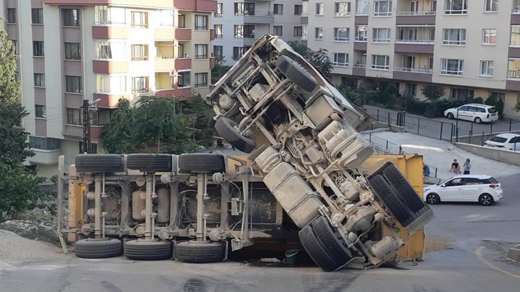 Yokuşu çıkamayan kamyon devrildi