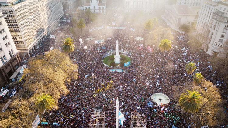 Arjantinde binler suikast girişimini protesto etti