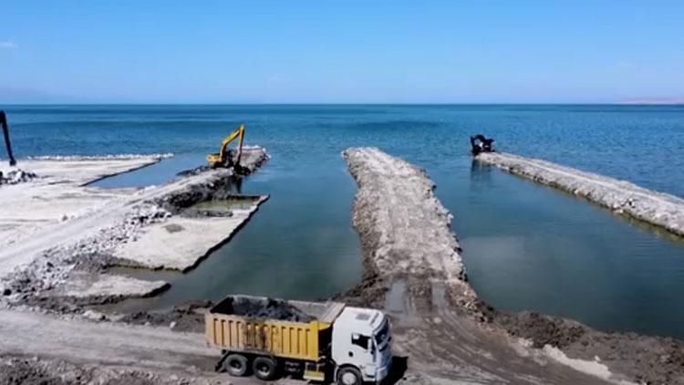 Bakan Kurumdan Van Gölü açıklaması: 500 bin metreküp dip çamuru çıkarıldı