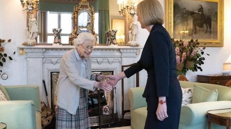 İngilterenin yeni Başbakanı Liz Truss, Kraliçe ile görüştü