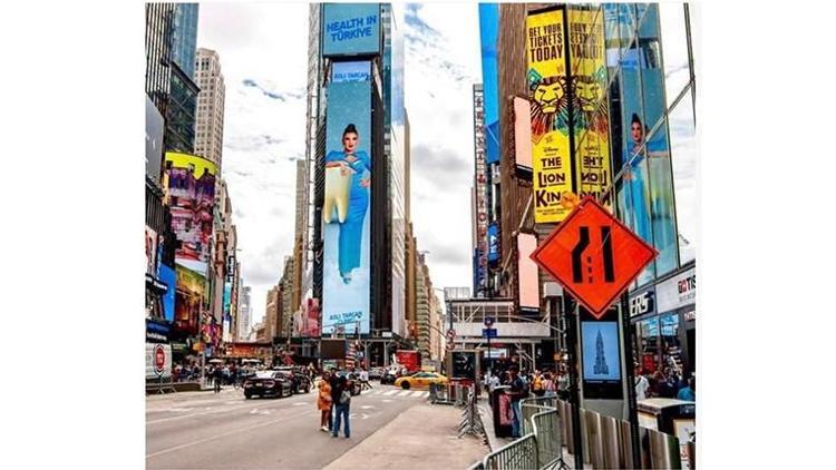 İş insanı Aslı Tarcan New York Times Square’de bayrağımızı dalgalandırdı