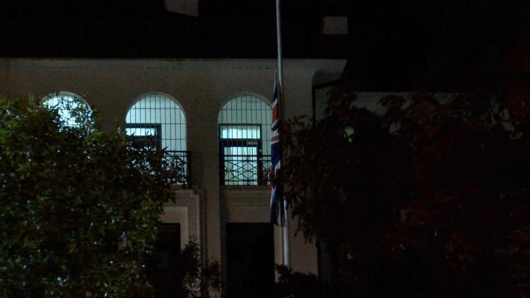 Kraliçe Elizabethin vefatının ardından İngiltere Büyükelçiliğinde bayrak yarıya indirildi