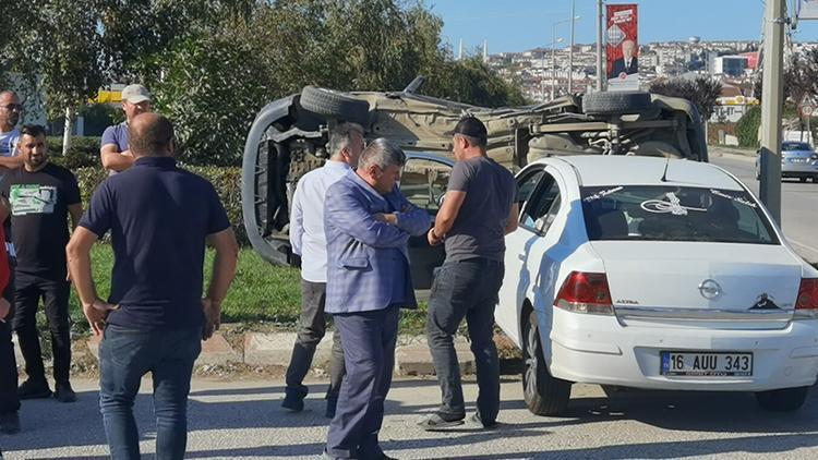 Bursada refüje çarpan araç yan yattı; sahibi, ehliyetsiz çalışanına kızdı