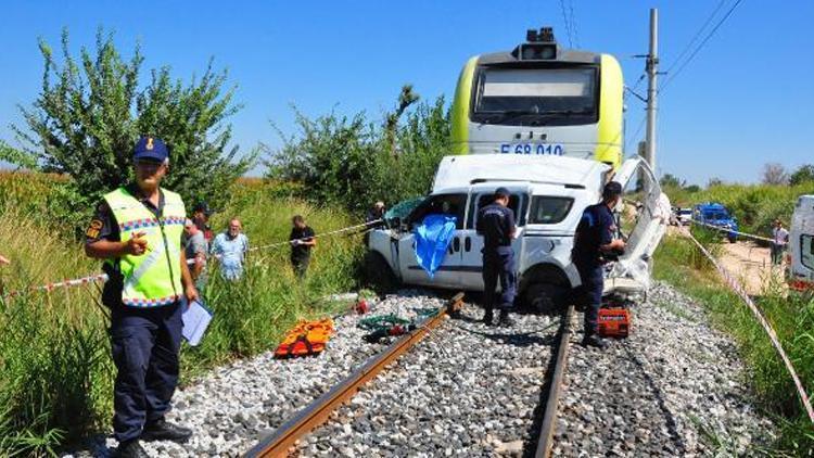 Aracına hemzemin geçitte yolcu treni çarptı: Ziraat mühendisi hayatını kaybetti