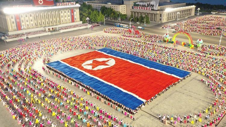Kuzey Kore kuruluşunun 74. yılını görkemli bir törenle kutladı