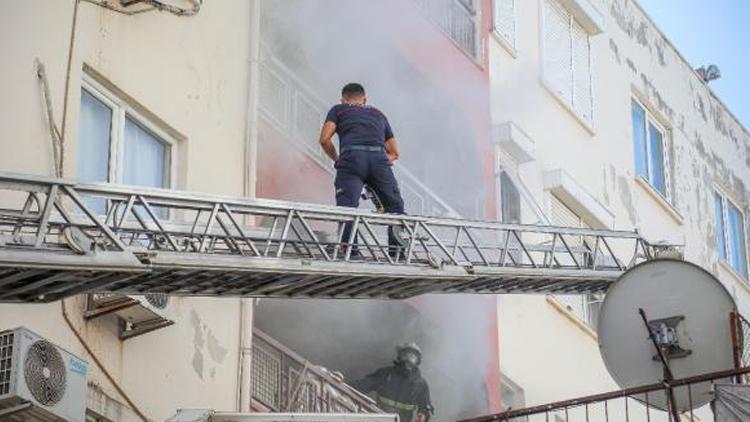 Çakmakla oyun kötü bitti: Evi yaktı