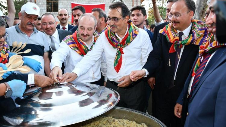 Bakan Dönmez ve Varank Söğütte Şifalı Pilav Kapak Açma Törenine katıldı