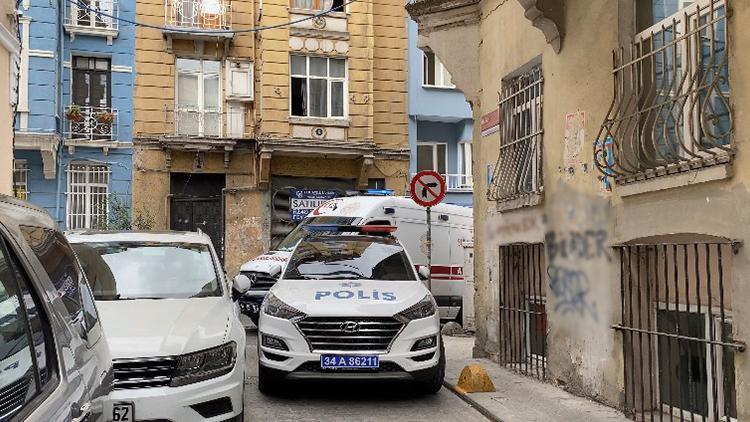 Beyoğlu’nda kötü koku yayılan evden ceset çıktı