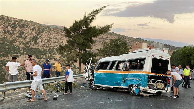 İzmirde yolcu minibüsü ile servis aracı çarpıştı: 1 ölü, 6 yaralı
