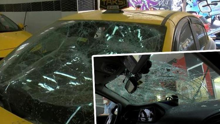 Esenlerde yolcu için duran şoförü darbedip taksiye zarar verdiler