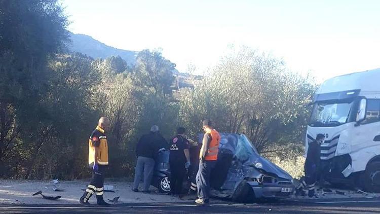 Antalyada TIR ile otomobil çarpıştı: 4 kişi hayatını kaybetti