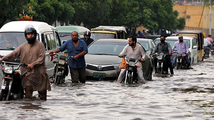 Pakistandaki sel felaketinde can kaybı bin 545e yükseldi