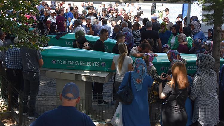 TIR kazasında ölen 4 kişilik aile, Kütahya’da toprağa verildi