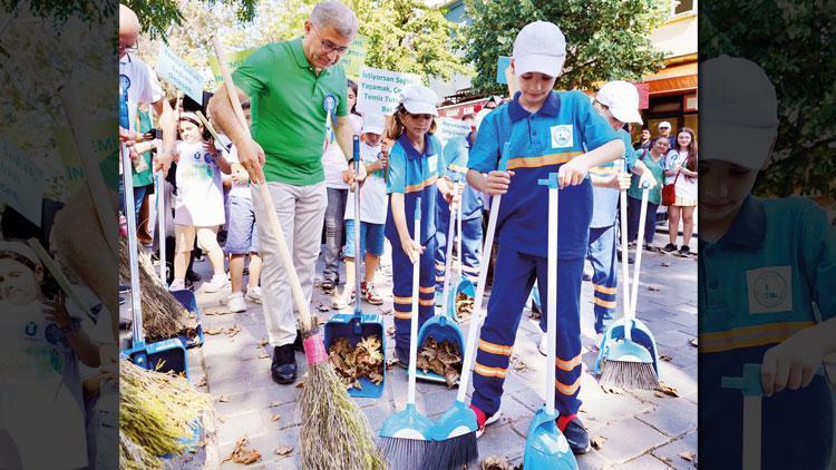 Üsküdar Belediye Başkanı çocuklarla sokakları süpürdü