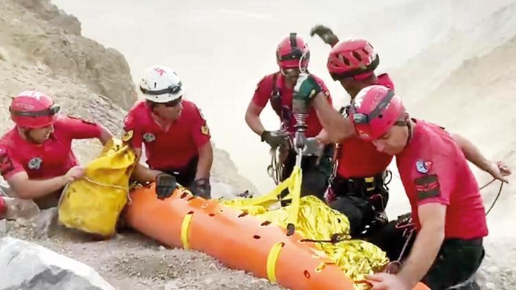 Dağcıların üzerine kaya yuvarlandı: 1 ölü, 2 yaralı