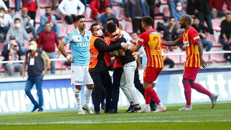 Kayserispor - Trabzonspor maçında Bakasetasın üzerine yürüyen taraftara hapis cezası