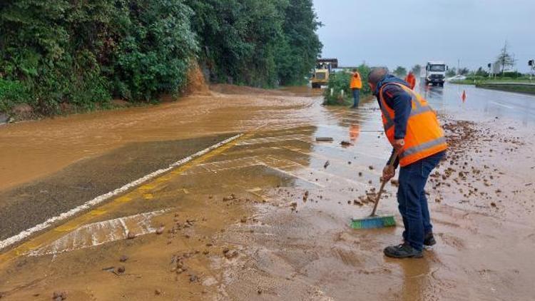 Rizede sağanak; şelale kara yoluna taştı