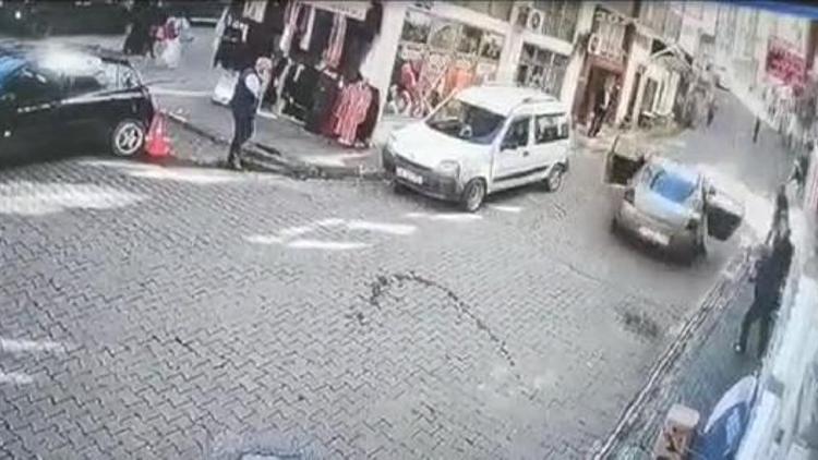 El freni çekilmeyen otomobilin geri kaydığı panik anları kamerada