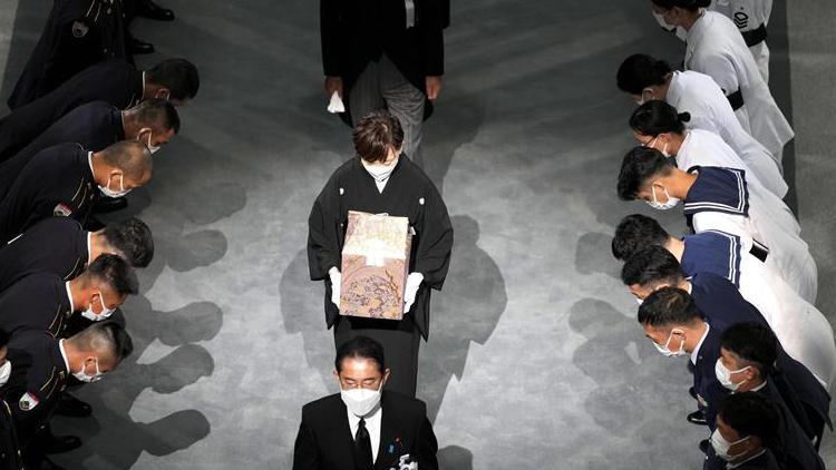 Suikast kurbanı başbakana tören... Abe’nin küllerini eşi taşıdı