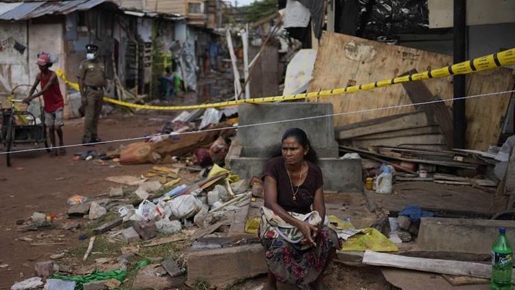 Sri Lankanın başkentinde büyük yangın: 80 ev kül oldu