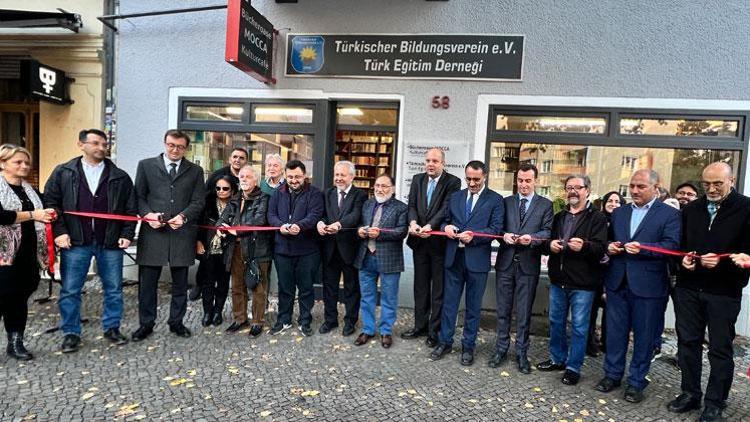 Almanya’nın ilk özel Türk Halk Kütüphanesi açıldı