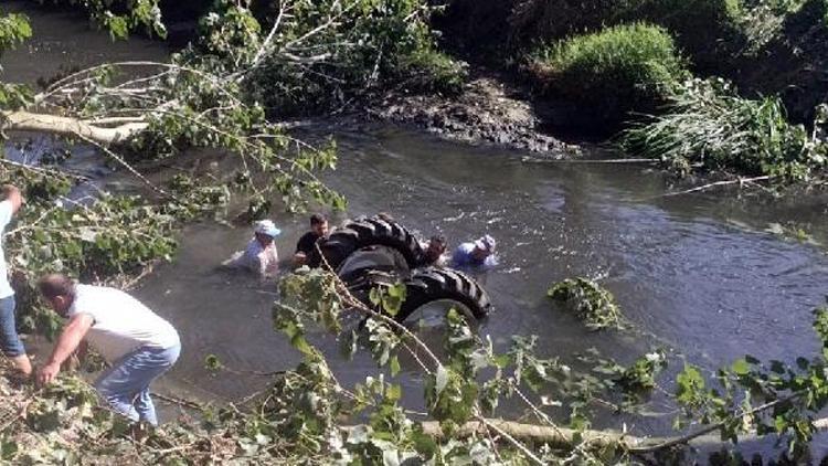 Traktör dereye devrildi: Sürücüden acı haber