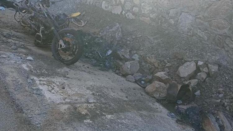 Ezinede duvara çarpan motosikletin sürücüsü öldü