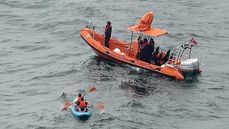 Şilede denizde mahsur kalan kanocuları sahil güvenlik kurtardı
