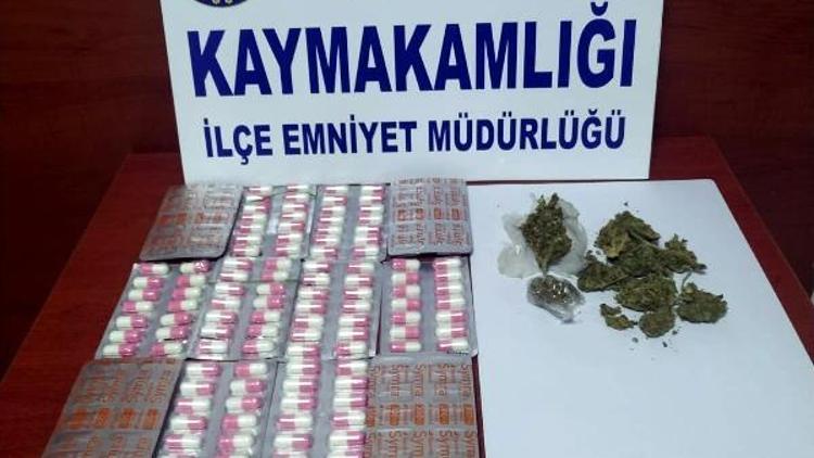 Polisin durduğu otomobilde sentetik ecza hap ve esrar ele geçirildi