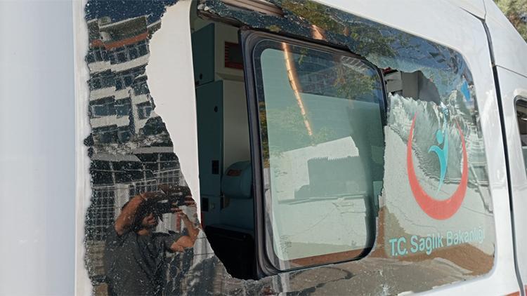 Sağlık görevlisinin kaburgasını, ambulansın camını kırdı Kaçtı, başka bir ambulansa saldırdı