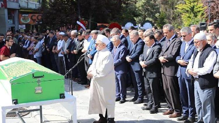 Bakan Özer, Bakan Yardımcısı Yılmazın annesinin cenazesine katıldı