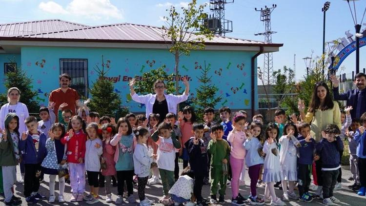 Minikler dostları elleriyle besledi