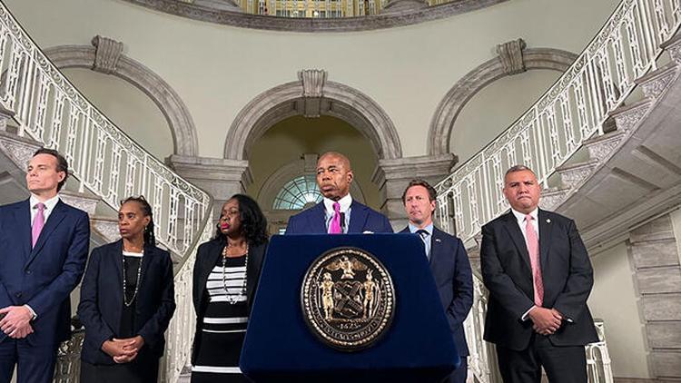 New York Belediye Başkanı, kente gelen binlerce sığınmacı için OHAL ilan etti