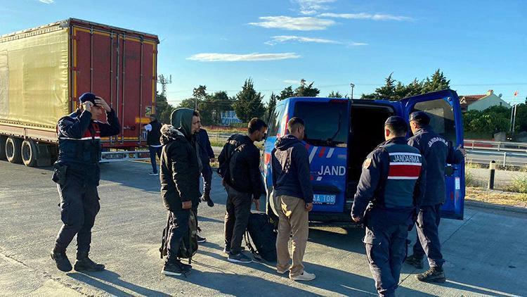 Mührü kesip TIR dorsesine gizlice binen 4 kaçak göçmen yakalandı