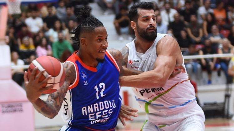 Anadolu Efes 11 sayı geriden geldi 10 sayı fark attı