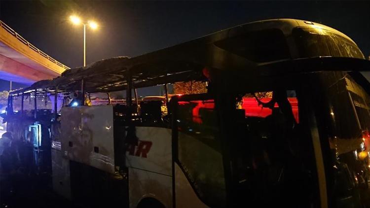 Ankara’da patlak lastikle yoluna devam eden yolcu otobüsü alev alev yandı