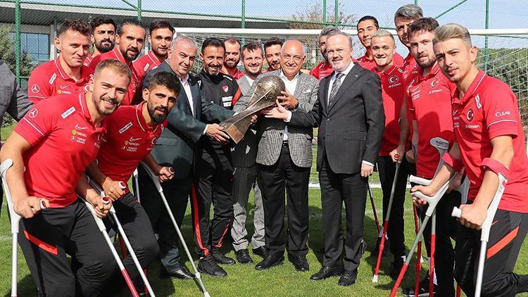 TFF Başkanı Mehmet Büyükekşi, Dünya Şampiyonu Ampute Milli Takımımız ile bir arada