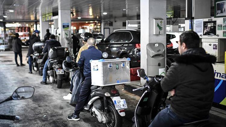 Fransa’da akaryakıt krizi: Her üç istasyondan birinde benzin yok, polis nöbet tutmaya başladı...