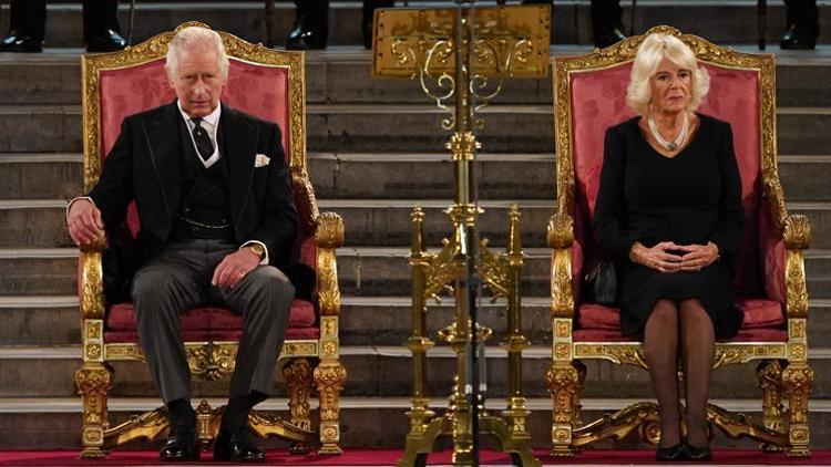 Charles tahta oturdu ama beş yıl sarayda yaşayamayacak