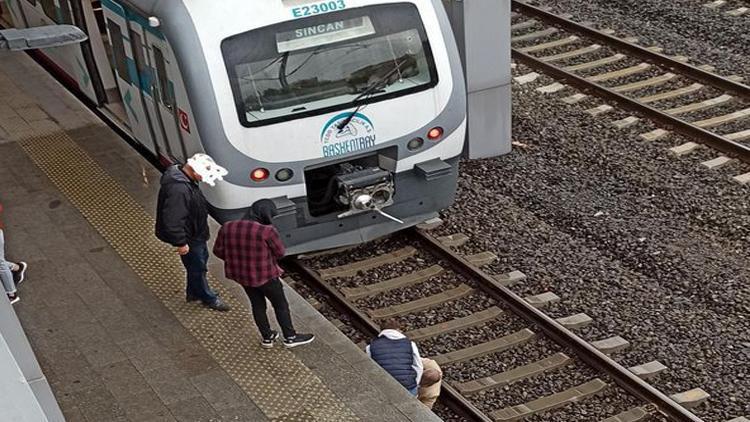 Raylara düştü, tren 3 metre kala durduruldu