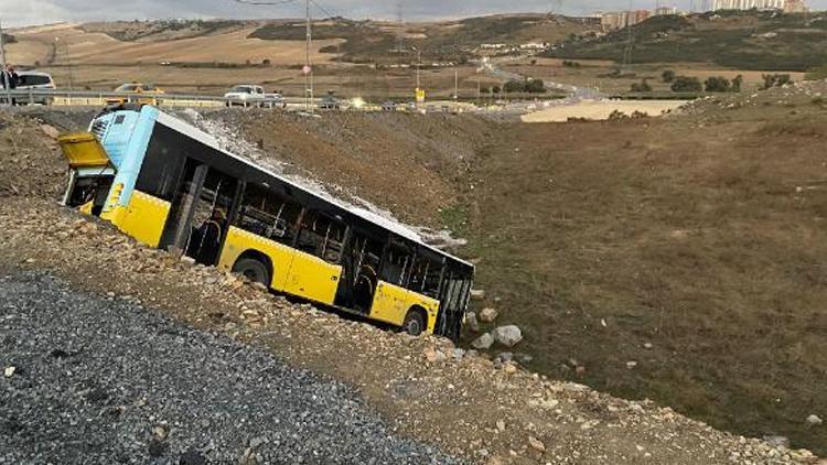 Freni boşalan İETT otobüsü şarampole düştü